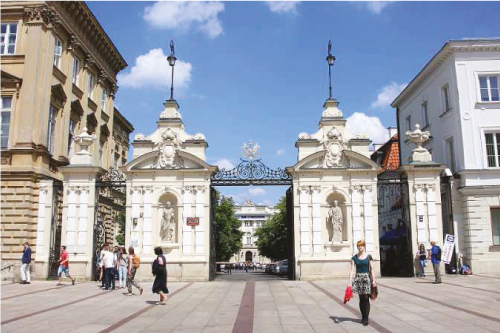 Zdjęcie 2. Zabytkowa Brama Główna Uniwersytetu Warszawskiego